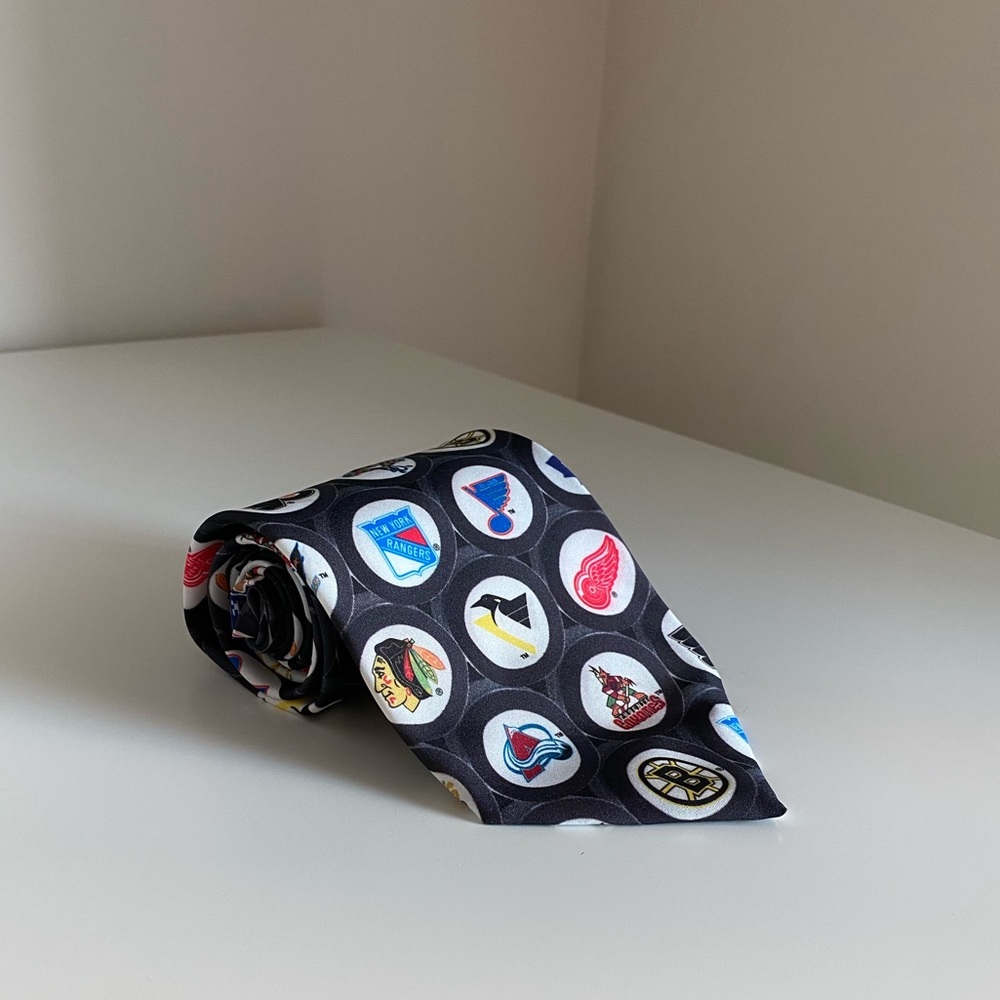 NWOT VINTAGE Ralph Marlin NHL Team Pucks Tie